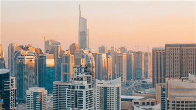 بورصة دبي تسجل ارتفاعًا ملحوظًا في أسهم التكنولوجيا والقطاع العقاري بدعم من سيولة محلية قوية