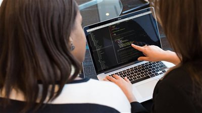 المملكة المتحدة تخصص برنامج بقيمة 187 مليون جنيه إسترليني لتطوير المهارات الرقمية والذكاء الاصطناعي لكن هل يشمل الجميع؟