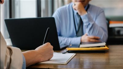 هل الفقاعة التكنولوجية قريبة؟ توترات حول الذكاء الاصطناعي تتزايد وسط تباطؤ التوظيف 