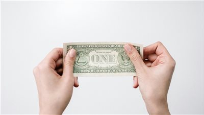 تراجع طفيف وأسواق في ترقب: سعر الجنيه المصري أمام الدولار في البنك المركزي ليوم 28 أغسطس 2025