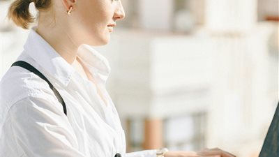 بناء الذات في العصر الرقمي: أدوات حديثة لتعزيز التعلم الذاتي والتطور المستدام
