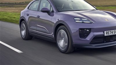 اختبار قيادة لسيارة Porsche Macan Electric يبرز مزيجًا من شخصية قيادة رياضية وفخامة داخلية 