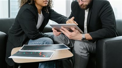 معركة الذكاء الاصطناعي تشتد بين القطاعين المالي والتكنولوجي مع تحذيرات من فقاعة وشيكة تحوّل الاستثمارات إلى مخاطرة