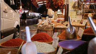 السياحة التجريبية تنقّب عن المعنى في التجارب الثقافية والطهي المحليّ في وجهات جديدة بعيداً عن الزحمة