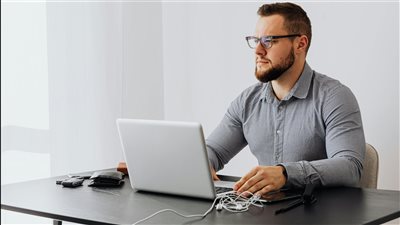 أدوات الذكاء الاصطناعي تبدأ بقلب معادلة التعلم الذاتي نحو تلخيص ذكي واستراتيجيات فردية