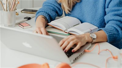 أدوات التعلم الذاتي تترقّى في 2025: كيف تغيّر برمجيات L&D مشهد التكوين المهني؟