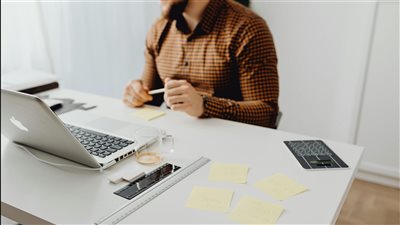 منصة رقمية متطورة تدعم تعلّماً مخصصاً للبالغين وتتجاوز أسلوب الدراسة التقليدية نحو بناء هوية معرفية متجددة