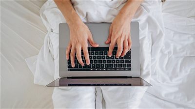 تبنّي أدوات التعلم الذاتي الرقمية يمثّل لبنة أساسية في تطوير الذات 2025 مع تركيز جديد على التحكّم الذاتي والذكاء العاطفي