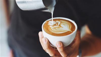 دراسة طبية حديثة: شرب القهوة يومياً قد يقلّل بنسبة تصل إلى 40٪ من خطر الإصابة باضطراب الرجفان الأذيني