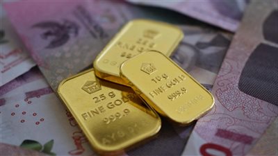 الذهب ينزلق أكثر من 3٪ بدعم من تصريحات مجلس الاحتياطي الفيدرالي المتشددة وسعره في مصر ليوم 15 نوفمبر 2025