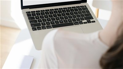 يوتيوب تدمج زر اسأل مدفوعًا بنموذج Gemini للسماح بالدردشة خلال مشاهدة الفيديو