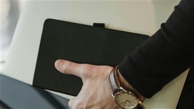 جهاز ذكي بذكاء اصطناعي يرتدي كصديق داخلي لتوجيه السلوك اليومي وتعزيز التركيز والتطوير الذاتي