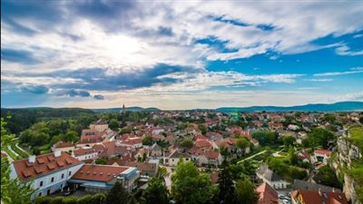 انعكاس لصدى town-sizing في العالم: مسافرون يعتمدون بلدات ريفية هادئة بديلاً للمدن الصاخبة