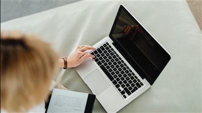 حين تتقاطع التكنولوجيا مع التعليم: كيف تغيّر أدوات التعلم المباشر الذكي مع OECD مشاريع ضمان المهارات