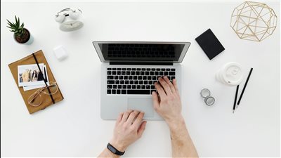 مهارة بناء الهوية المهنية على الإنترنت وإتقان مهارات مثل الذكاء الاصطناعي تمنح فرص دخل عالٍ في 2025 