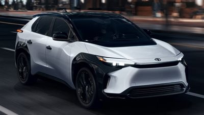 تحليـل أداء Toyota bZ4X 2025: سيارة كهربائية متكاملة تجمع بين كفاءة البطارية والثبات على الطريق والراحة