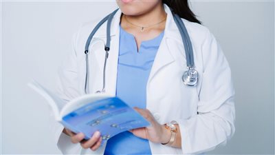دراسة طبية حديثة تحذّر من أن الجلوس لفترات طويلة قد يرفع مخاطر أمراض القلب حتى لدى من يمارسون الرياضة بانتظام