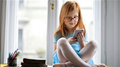 دراسة دولية تحذّر من أن امتلاك الأطفال لهواتف ذكية قبل سن 12 قد يرتبط بزيادة مخاطر مشاكل صحية