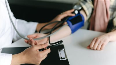 تقارير طبية تكشف فوائد الأغذية الغنية بالفلافانول في حماية الشرايين