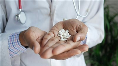 جهات طبية تحذر من الإفراط في استخدام المسكنات اليومية وتأثيرها التراكمي على الكبد والكلى