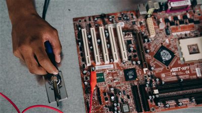 تقارير تقنية دولية تؤكّد 2025 عاماً مفصلياً في تسارع تبنّي الذكاء الاصطناعي وتطبيقاته في الصناعة اليومية