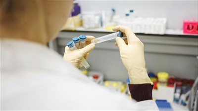 دراسة طبية حديثة تؤكد أن تطعيم الأطفال والمراهقين ضد كوفيد يرتبط بفوائد صحية أكبر من مخاطر الأعراض الجانبية
