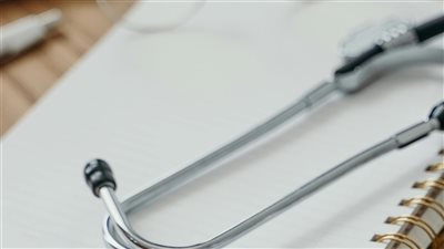 دراسة طبية حديثة تربط اضطرابات الساعة البيولوجية بزيادة احتمالات الإصابة بالخرف في مرحلة الشيخوخة
