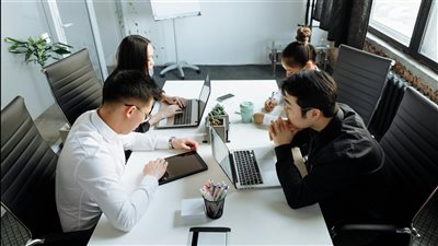 الشركات الصينية للذكاء الاصطناعي تشهد ارتفاعًا قويًا في سوق هونغ كونغ وسط تصاعد المنافسة