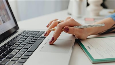 الذكاء الاصطناعي يهيمن على محادثات سوق العمل العالمي وسط مخاوف موظفين من أتمتة الوظائف التقليدية