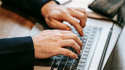 تقارير حديثة تسلّط الضوء على أهمية تتبع وتطوير مهارات الذكاء الاصطناعي كسبيل أساس للتميز المهني