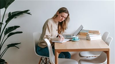 تعلّم كيف تتعلّم: أدوات ذهنية وتقنيات معاصرة لتعزيز اكتساب المهارات في عصر التعلم الذاتي