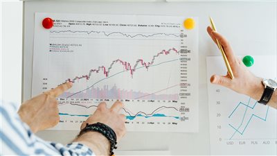 تقارير الأسواق تكشف تراجع أسهم عمالقة التقنية وسط مخاوف من فقاعة الاستثمار في الذكاء الاصطناعي