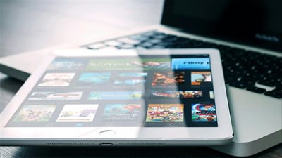 تقارير تكشف اهتمام الشركات بإدماج الذكاء الاصطناعي في الإعلام الرقمي رغم تحديات قبول الجمهور