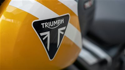 الإطلاق الحديث لطراز Triumph Speed Twin 900 2025 مع تحليل تحسينات التصميم والأداء