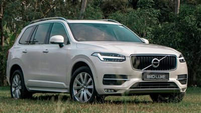 استعراض شامل لسيارة Volvo XC90 T8 الهجينة يبرز أهم أسباب استمرار أهمية سيارات الدفع المزدوج