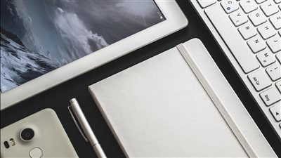 شركات التكنولوجيا تتجه نحو دمج الذكاء الاصطناعي داخل الأجهزة اليومية مع توقعات بتحول الهواتف إلى مساعدين ذكيين بالكامل